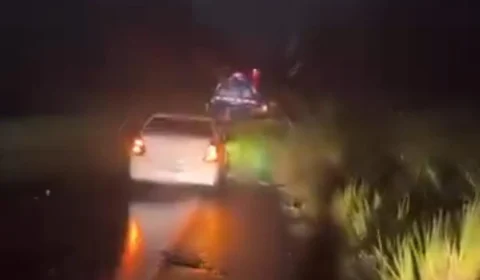 Vídeo: Caminhão cai em ribanceira na AM-010 após colidir com um ônibus