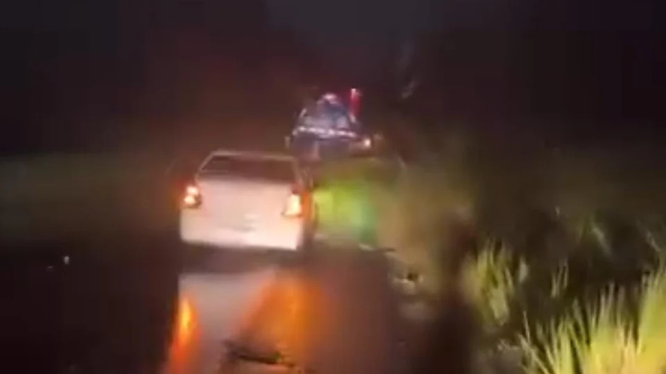 Vídeo: Caminhão cai em ribanceira na AM-010 após colidir com um ônibus