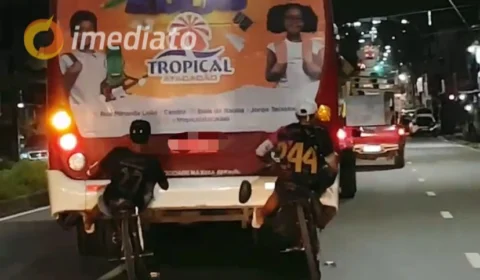 VEJA VÍDEO: meninos arriscam a vida ao pegarem ‘carona’ em traseira de ônibus em Manaus