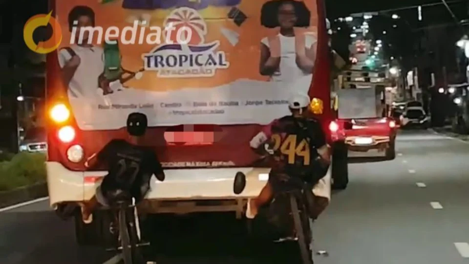 VEJA VÍDEO: meninos arriscam a vida ao pegarem ‘carona’ em traseira de ônibus em Manaus