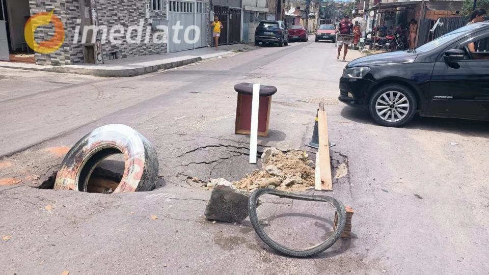 Cratera no meio da rua prejudica trânsito e moradores pedem providência na Cidade Nova