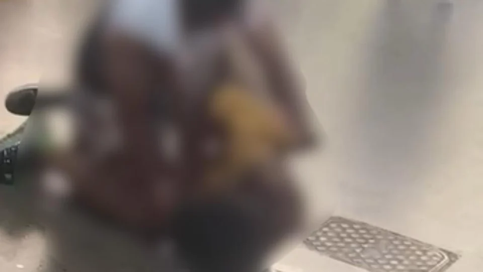 VEJA VÍDEO: homens se desentendem e se esfaqueiam em rodoviária