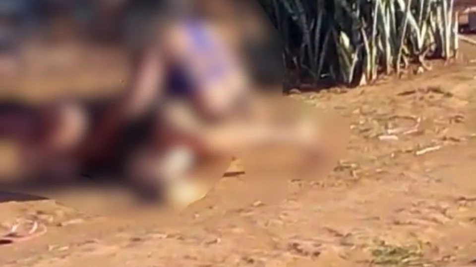 VEJA VÍDEO: mulher arranca parte dos lábios de suposta amante do marido durante briga