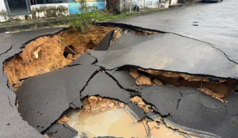 Cratera se abre após rompimento de cano e assusta moradores no Grande Vitória
