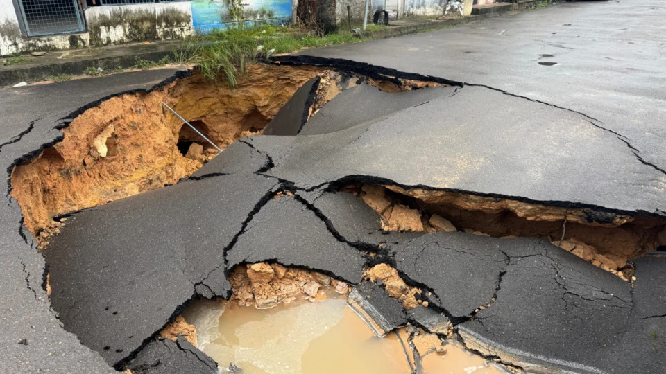Cratera se abre após rompimento de cano e assusta moradores no Grande Vitória