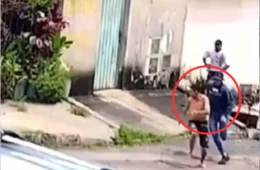 VEJA VÍDEO: homem é assassinado a facadas na frente de casa após cobrar dívidas