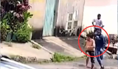 VEJA VÍDEO: homem é assassinado a facadas na frente de casa após cobrar dívidas