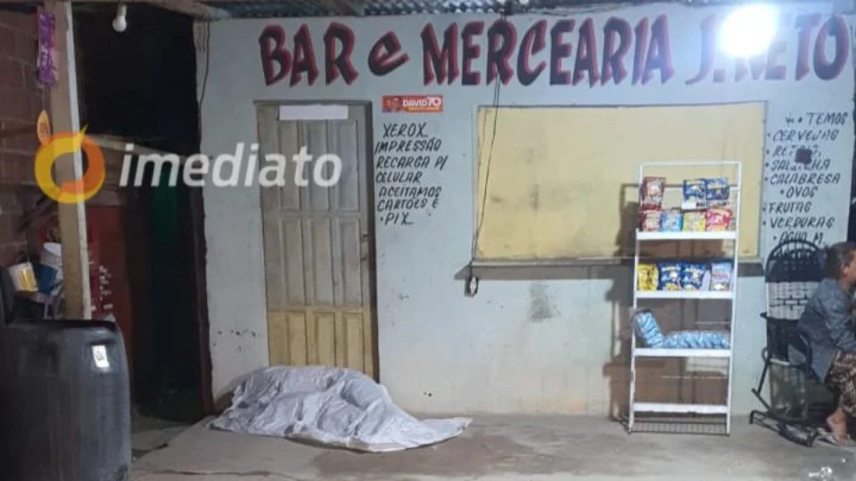 Homem é morto a tiros em frente a um bar na Comunidade Vila Nova, em Manaus