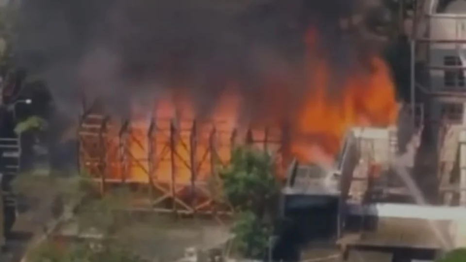 VEJA VÍDEO: incêndio no Projac atinge cidade cenográfica de novelas
