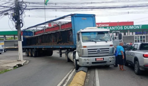 Carreta desgovernada bloqueia a Avenida Torquato Tapajós e congestiona o trânsito