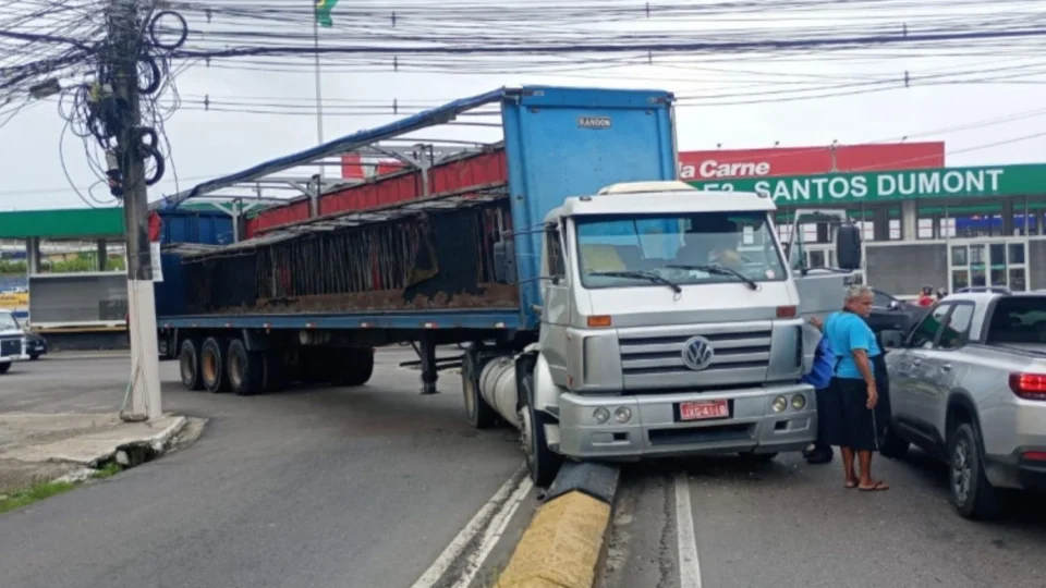 Carreta desgovernada bloqueia a Avenida Torquato Tapajós e congestiona o trânsito