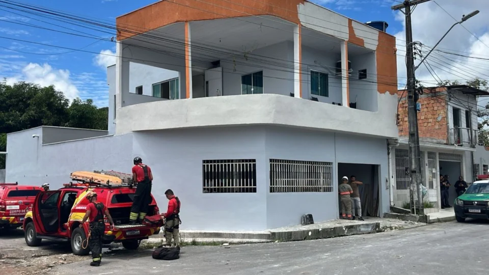 Homem sofre descarga elétrica ao encostar em fio de alta tensão em Manaus