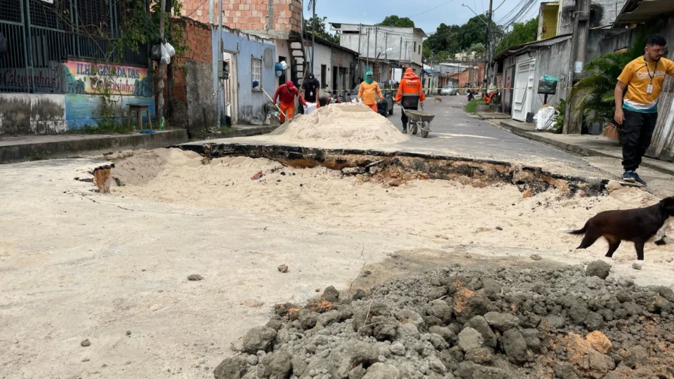 Após denúncia do Site Imediato, Prefeitura de Manaus fecha cratera no bairro Grande Vitória