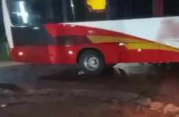 Vídeo; Motociclista morre ao ser esmagado por ônibus em Manaus