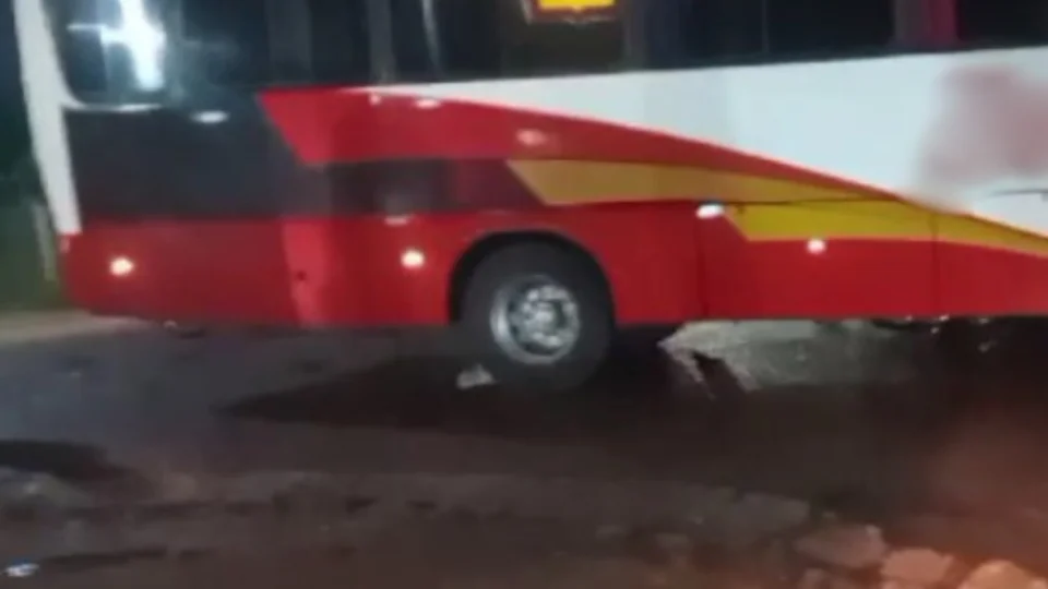 Vídeo; Motociclista morre ao ser esmagado por ônibus em Manaus