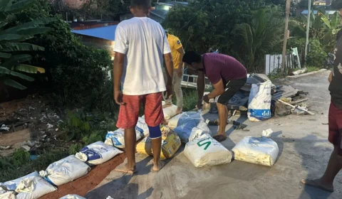 Moradores utilizam recursos próprios para realizar reparos que deveriam ser feitos pela Prefeitura