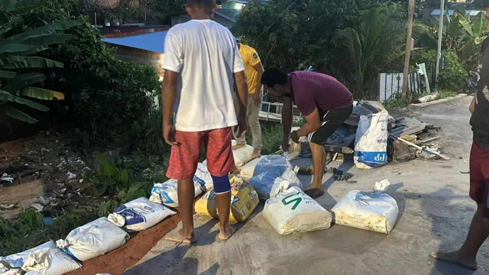 Moradores utilizam recursos próprios para realizar reparos que deveriam ser feitos pela Prefeitura