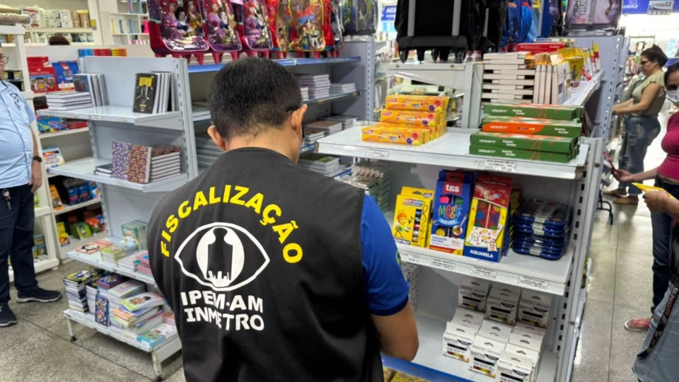 Ipem-AM reprova três marcas de material escolar por irregularidades em peso e dimensão