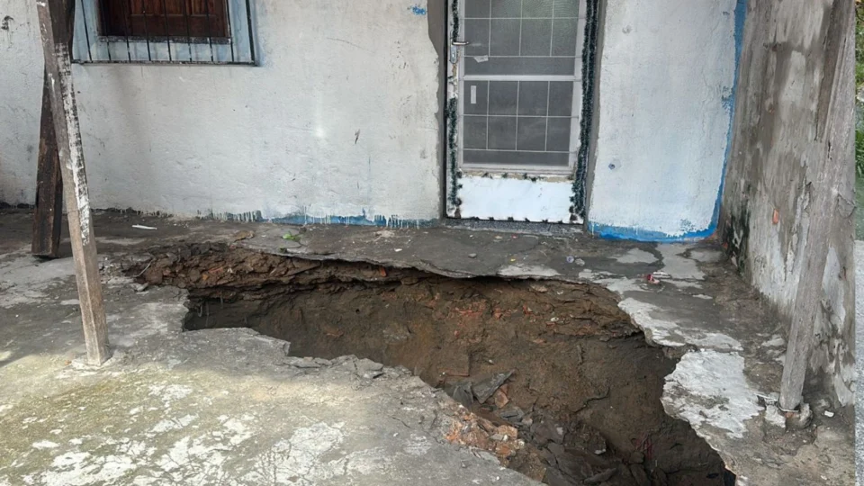 Casas em risco de desabamento: Moradores pedem ajuda urgente às autoridades