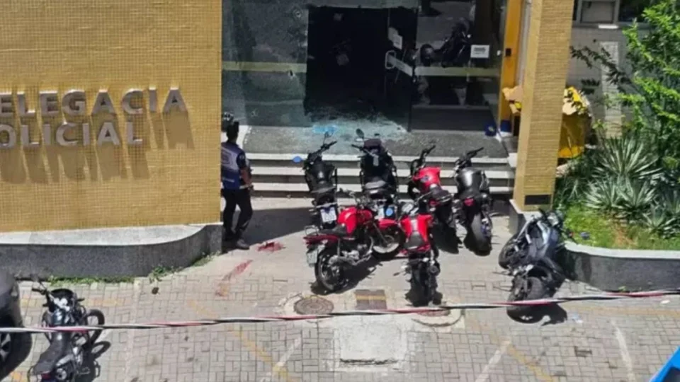 Policial civil é morto após atirar na namorada e contra colegas em delegacia no RJ