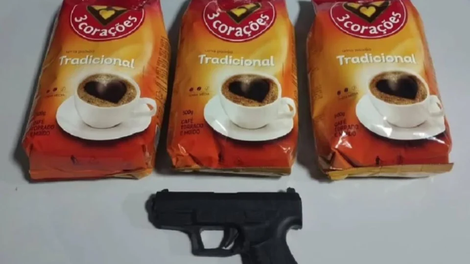 Homem furta café em supermercado e é preso com arma falsa em Minas Gerais