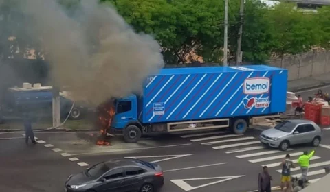 Caminhão da Bemol pega fogo e causa congestionamento na Bola do Coroado, em Manaus
