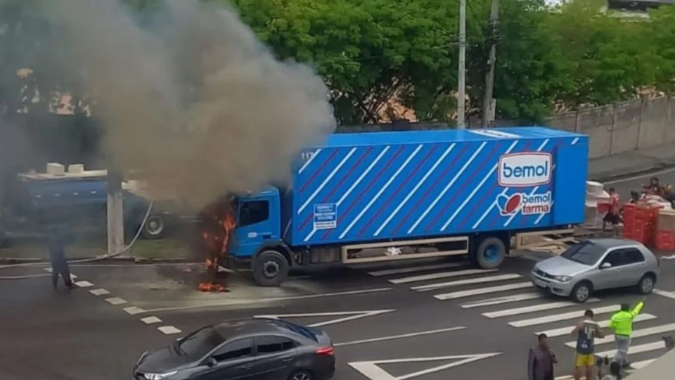 Caminhão da Bemol pega fogo e causa congestionamento na Bola do Coroado, em Manaus