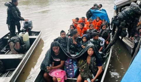 Militares resgatam indígenas após naufrágio no Rio Javari, no Amazonas