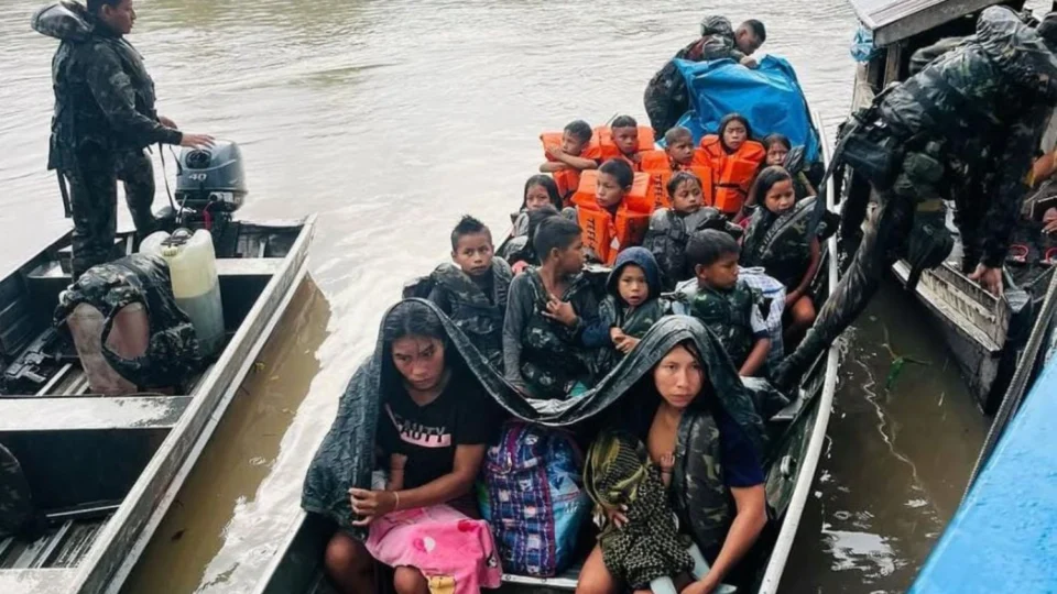 Militares resgatam indígenas após naufrágio no Rio Javari, no Amazonas