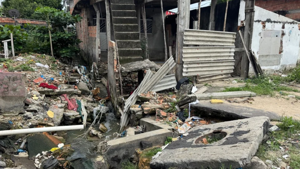 ‘Já são dois anos, estamos pedindo socorro e ninguém faz nada’, afirma morador sobre cratera no Japiim