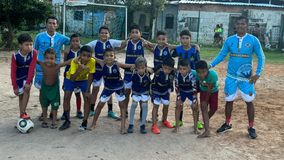 Projeto “Craques do Bariri” busca melhorias para campo de futebol em comunidade de Manaus