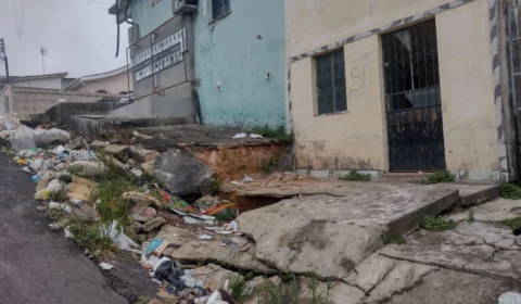 Moradores do bairro Nova Esperança relatam medo por afundamentos em rua e descarte irregular de lixo