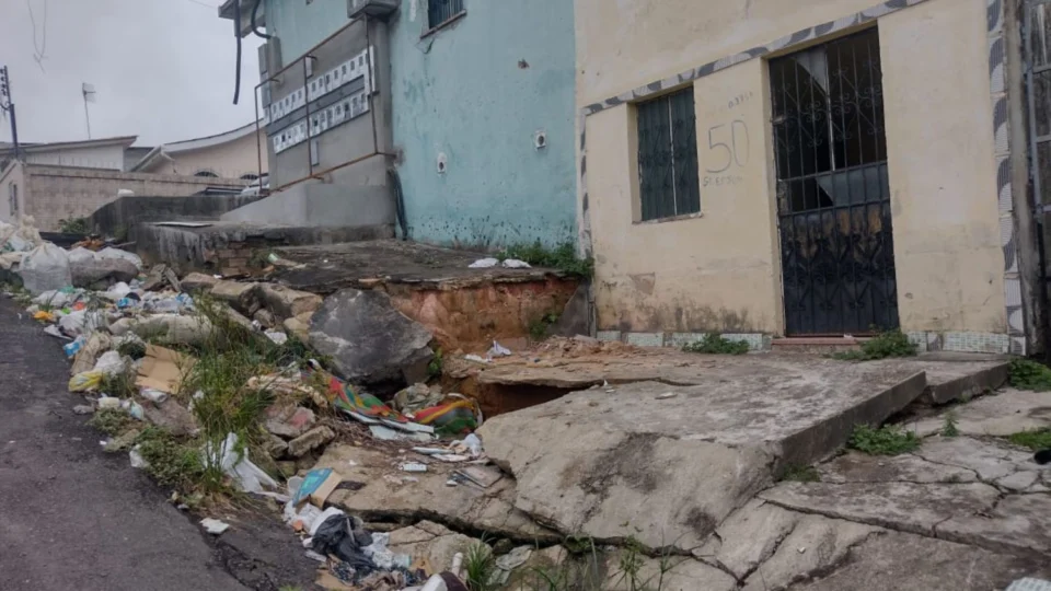 Moradores do bairro Nova Esperança relatam medo por afundamentos em rua e descarte irregular de lixo