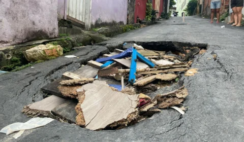 Moradores de Petrópolis enfrentam cratera na travessa Amóes e pedem ajuda urgente