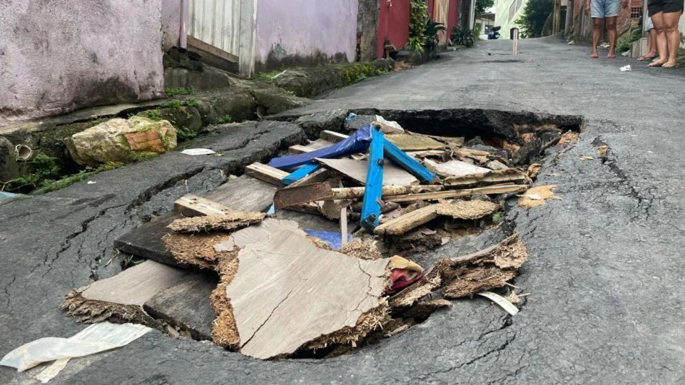 Moradores de Petrópolis enfrentam cratera na travessa Amóes e pedem ajuda urgente