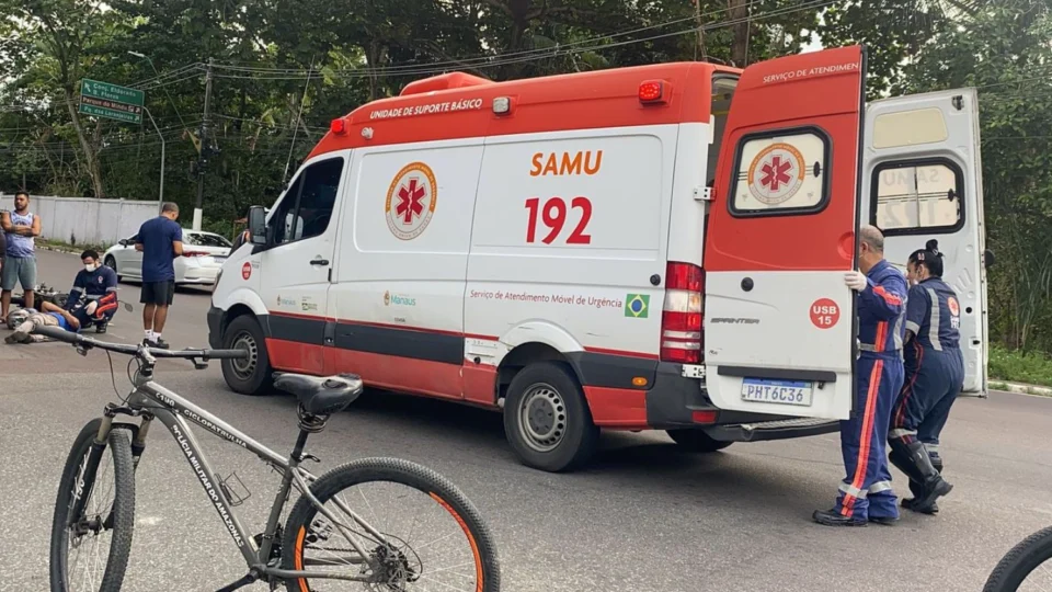 Colisão entre duas motocicletas deixa três feridos e causa lentidão no trânsito em Manaus
