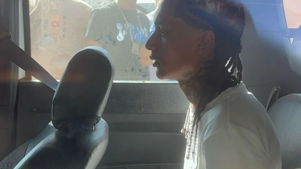 Rapper Oruam é preso na Barra da Tijuca por manobra perigosa no trânsito