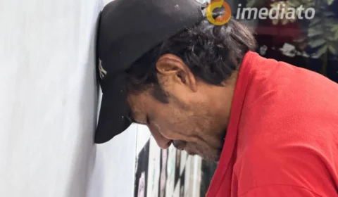 Homem com mandado de prisão em aberto é preso com drogas e dinheiro em beco no bairro Japiim