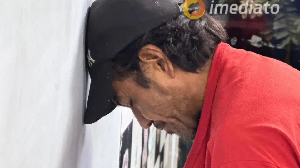 Homem com mandado de prisão em aberto é preso com drogas e dinheiro em beco no bairro Japiim