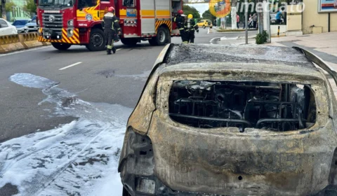 Carro é destruído por incêndio na Avenida Darcy Vargas, em Manaus