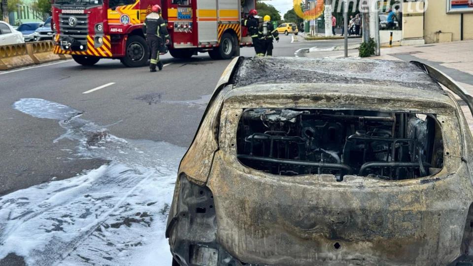 Carro é destruído por incêndio na Avenida Darcy Vargas, em Manaus