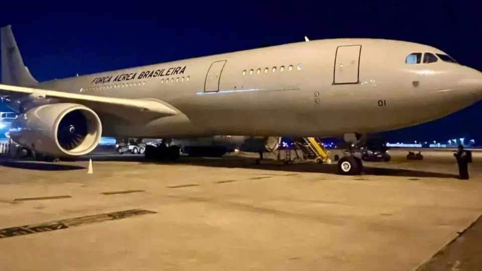 Três militares da FAB são presos por envolvimento em transporte de drogas em voos oficiais