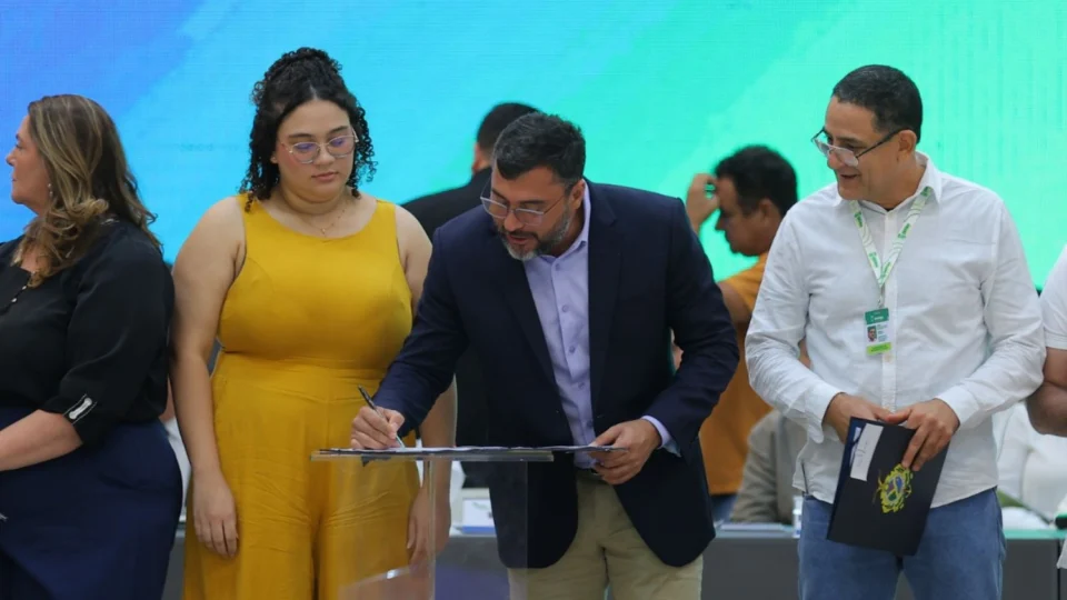 Governador Wilson Lima e prefeitos assinam repactuação que vai permitir repasses diretos de recursos estaduais aos municípios