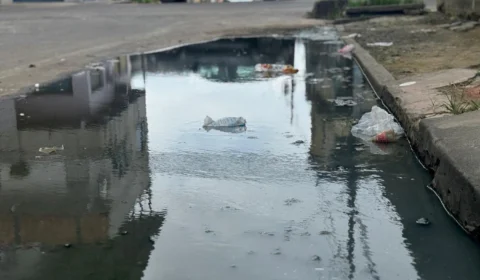 Bueiro entupido transforma rua em rio e prejudica moradores no Jorge Teixeira