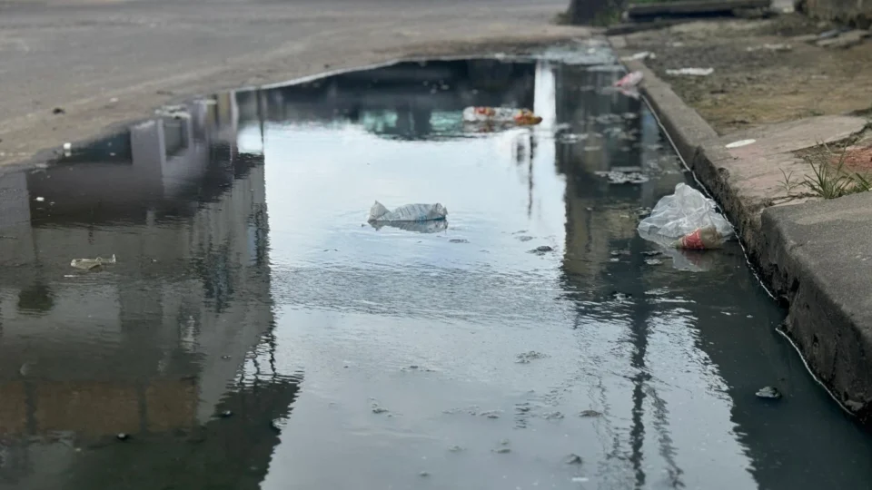 Bueiro entupido transforma rua em rio e prejudica moradores no Jorge Teixeira