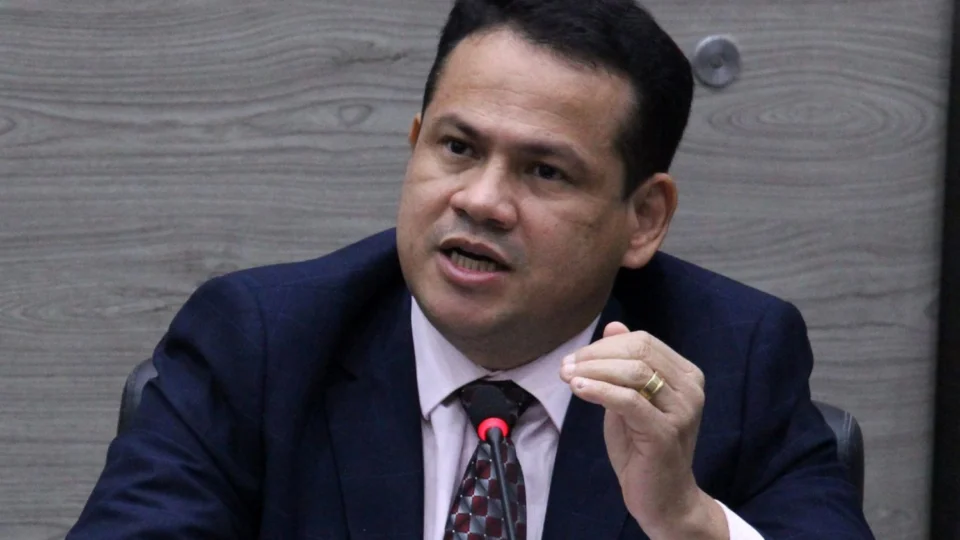 Líder de David Almeida na Câmara de Manaus diz que passagem de R$ 5 facilita o troco