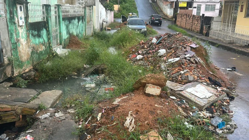 Obra inacabada da Prefeitura causa transtornos a moradores do bairro São Jorge em Manaus