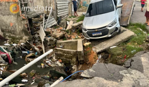 Carro cai em buraco no bairro Japiim, em Manaus