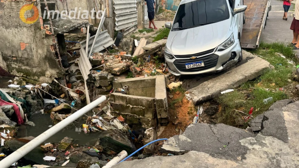 Carro cai em buraco no bairro Japiim, em Manaus
