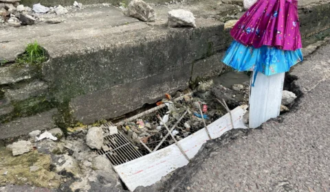 Moradores do bairro Redenção enfrentam transtornos devido a bueiros entupidos